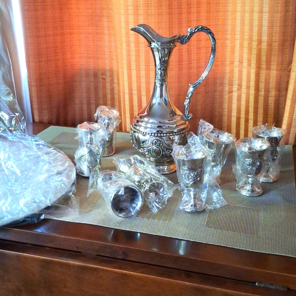 Wine Carafe, 8 Glasses And Tray
